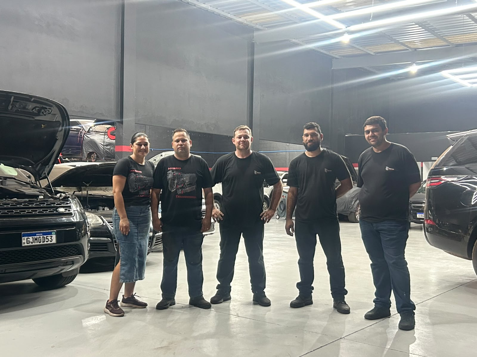 Equipe da Flex Car na oficina, em Mirassol