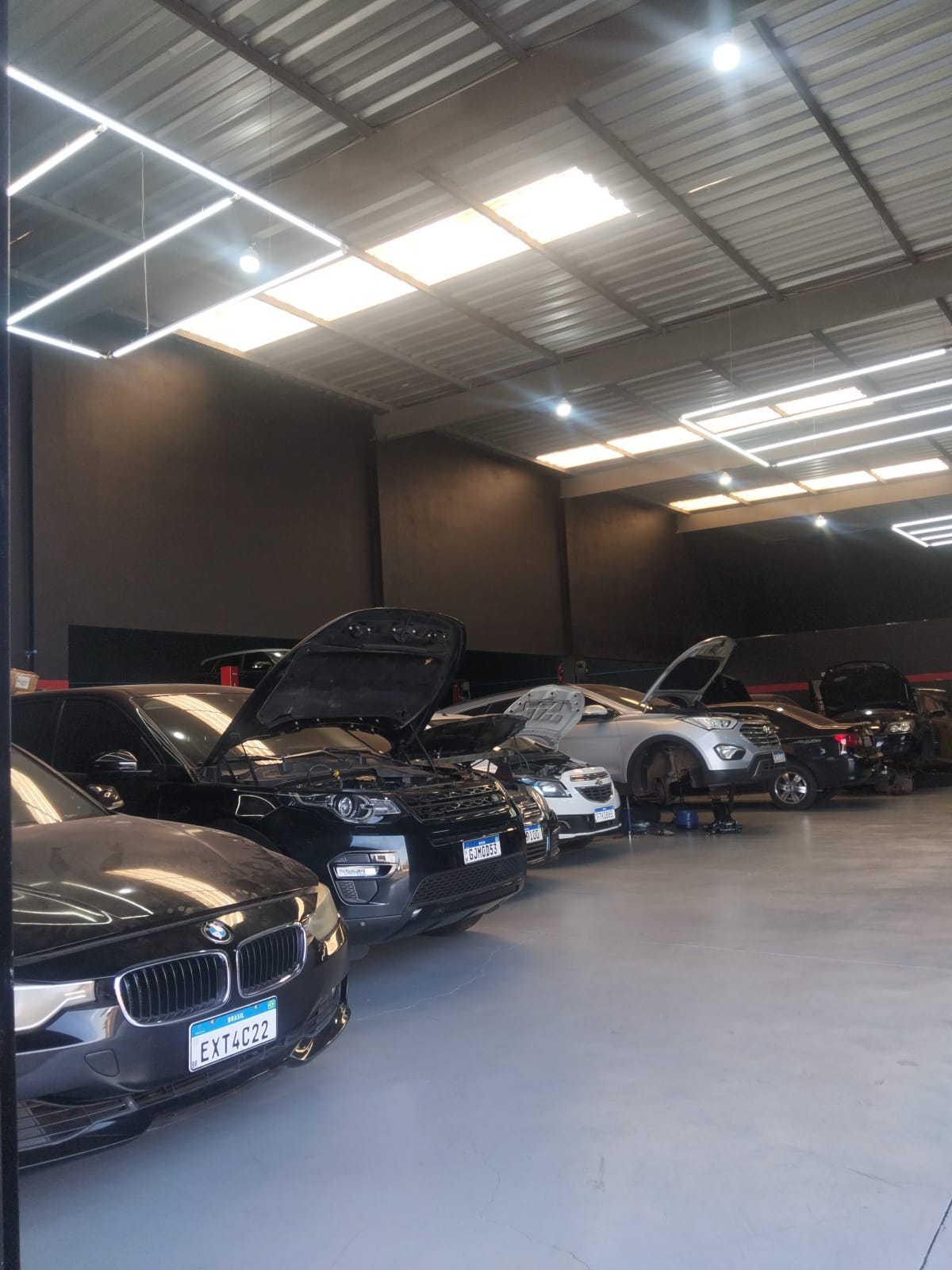 Interior da oficina Flex Car com veículos em manutenção de câmbio automático